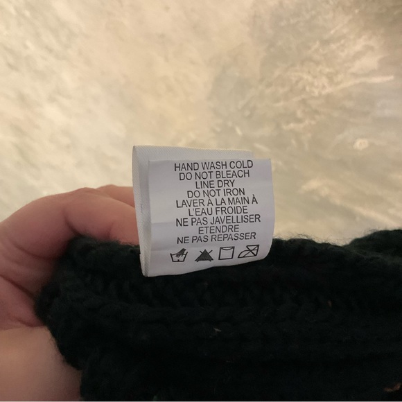 Schitts Creek A Little Bit Alexis Toque Knitted Hat - Picture 5 of 7